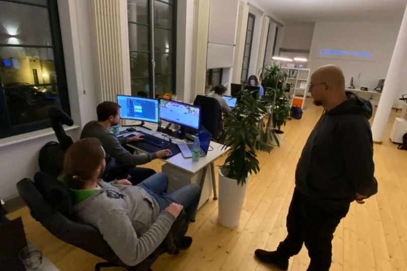 Blick ins Büro in Mainz: Kollegen arbeiten an ihren Bildschirmen