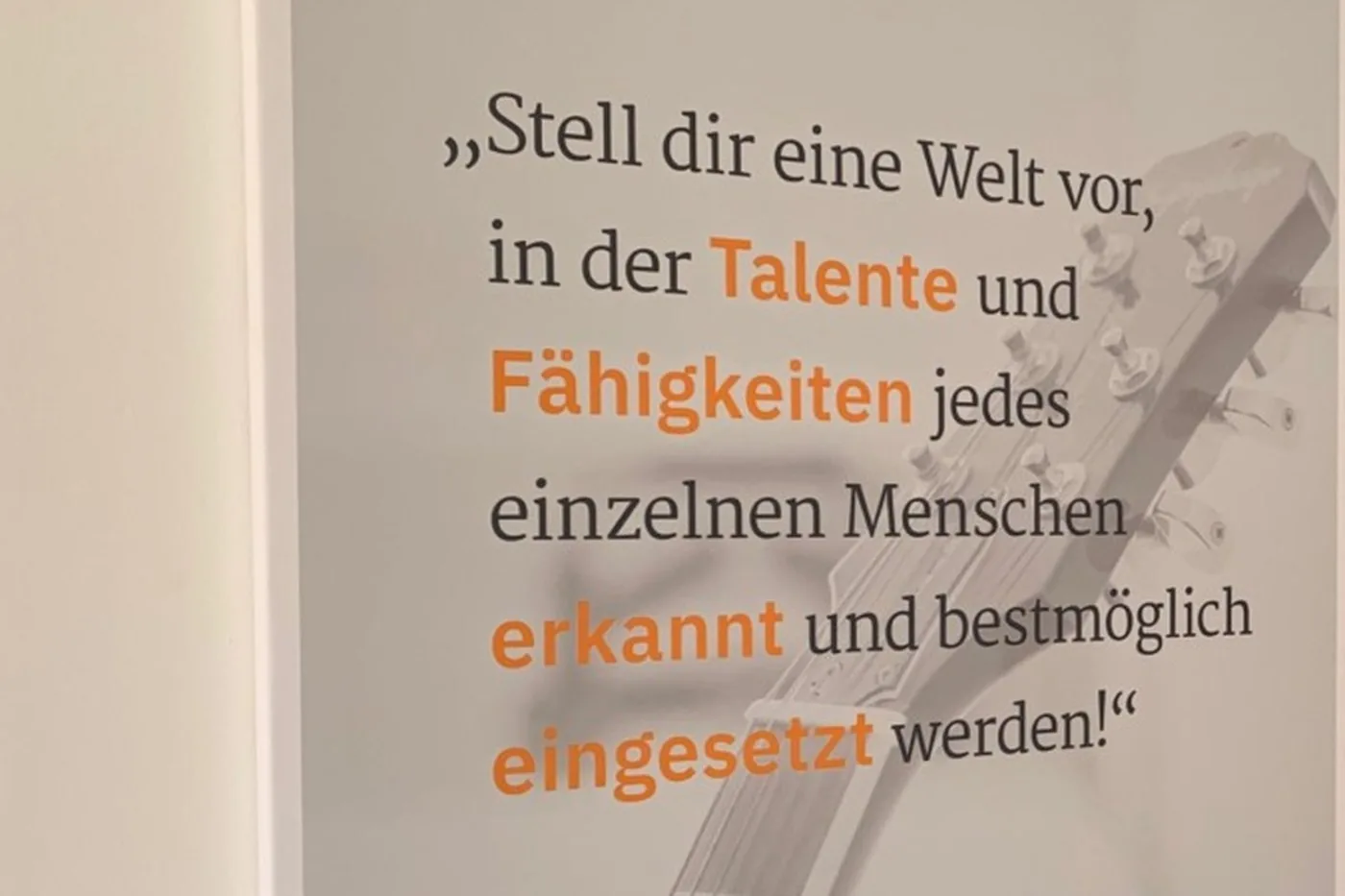 Der Leitsatz von flynne als gerahmtes Bild an der Bürowand in Mainz
